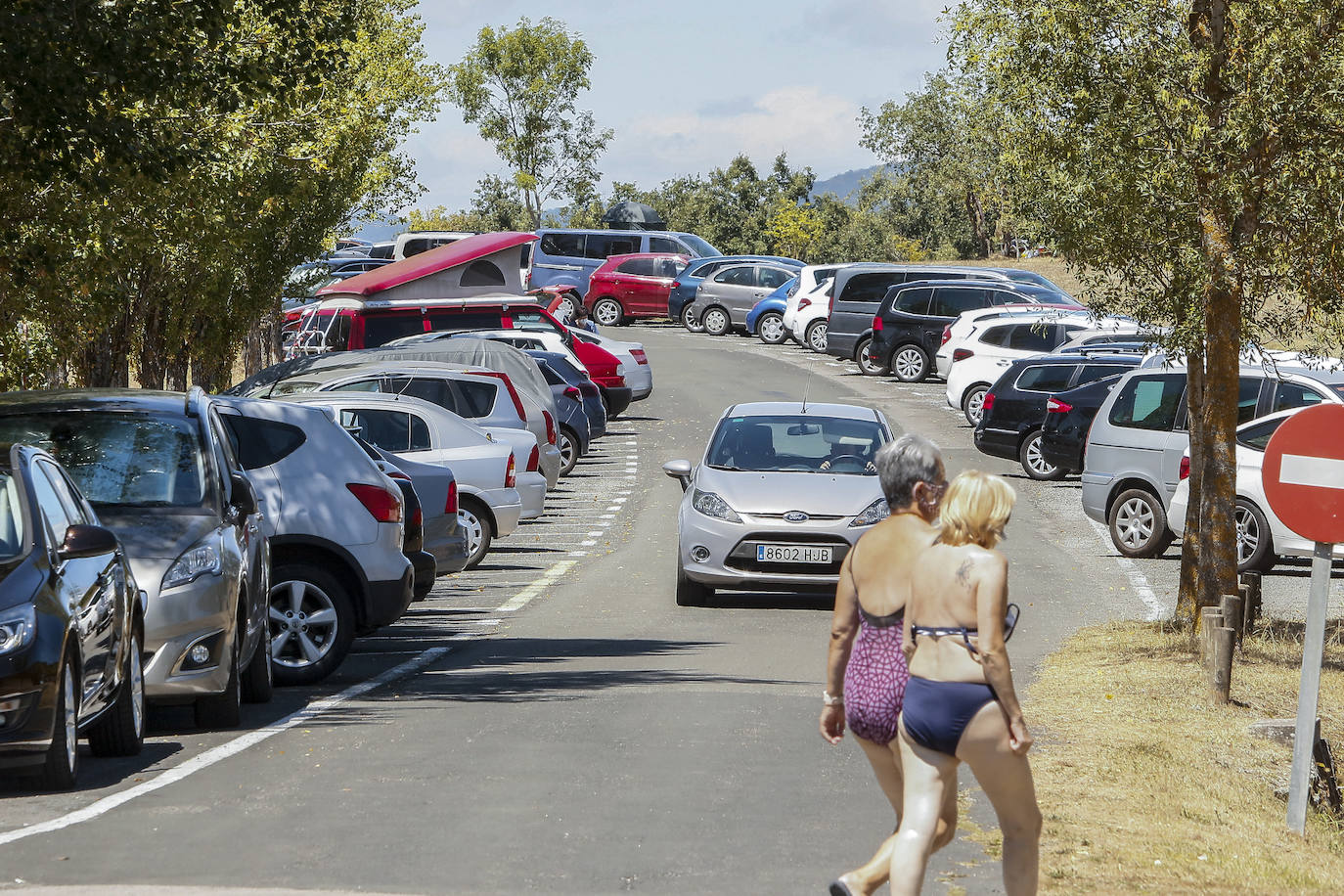 Fotos: Los embaleses alaveses se llenan de bañistas