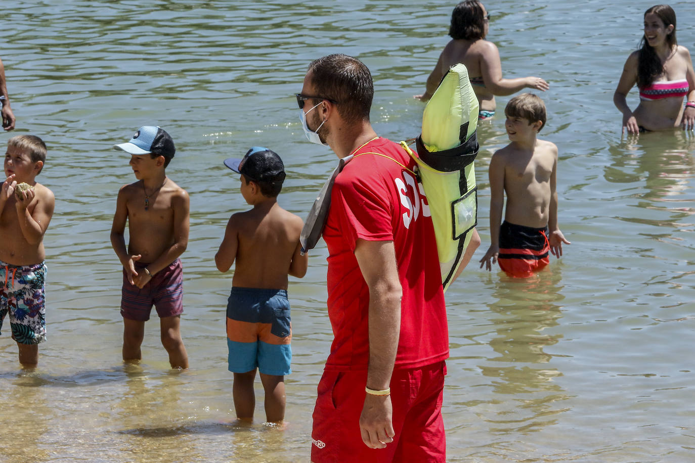 Fotos: Los embaleses alaveses se llenan de bañistas