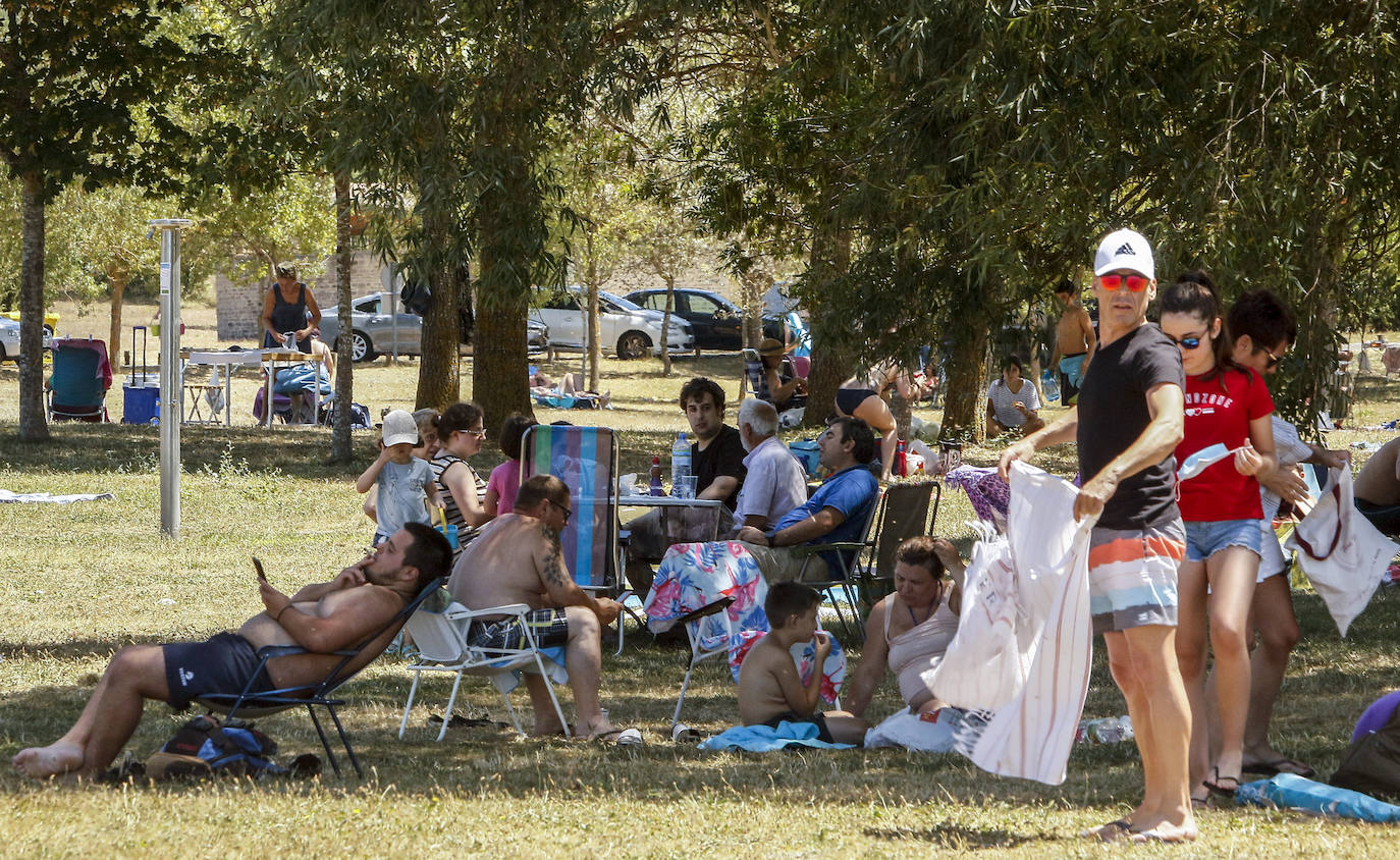 Fotos: Los embaleses alaveses se llenan de bañistas