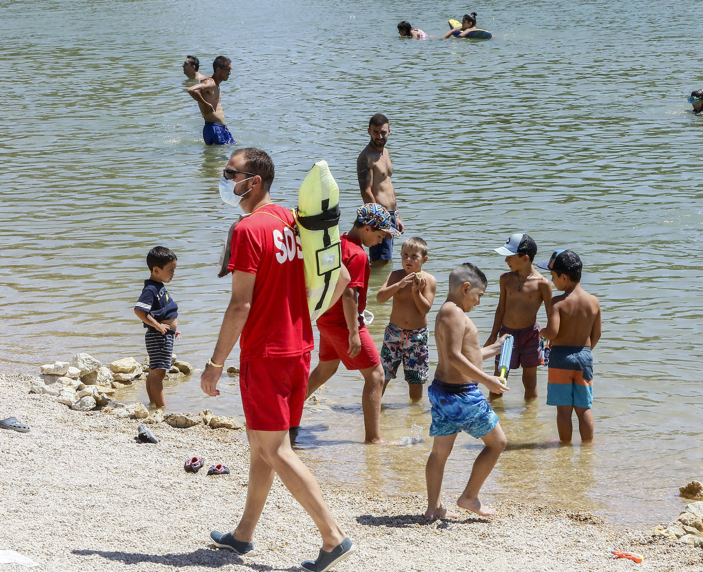 Fotos: Los embaleses alaveses se llenan de bañistas