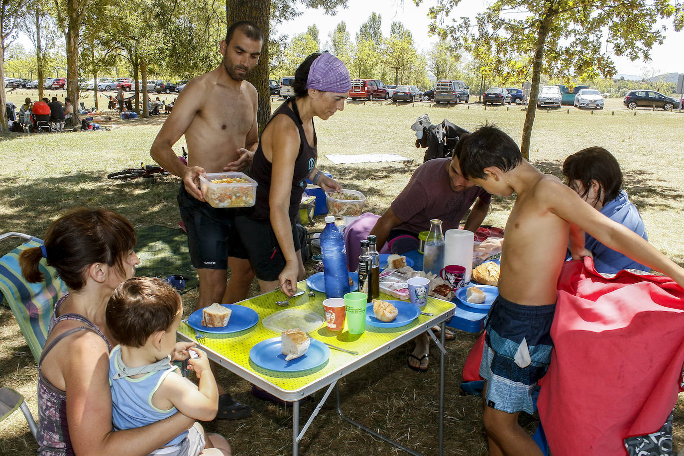 Fotos: Los embaleses alaveses se llenan de bañistas