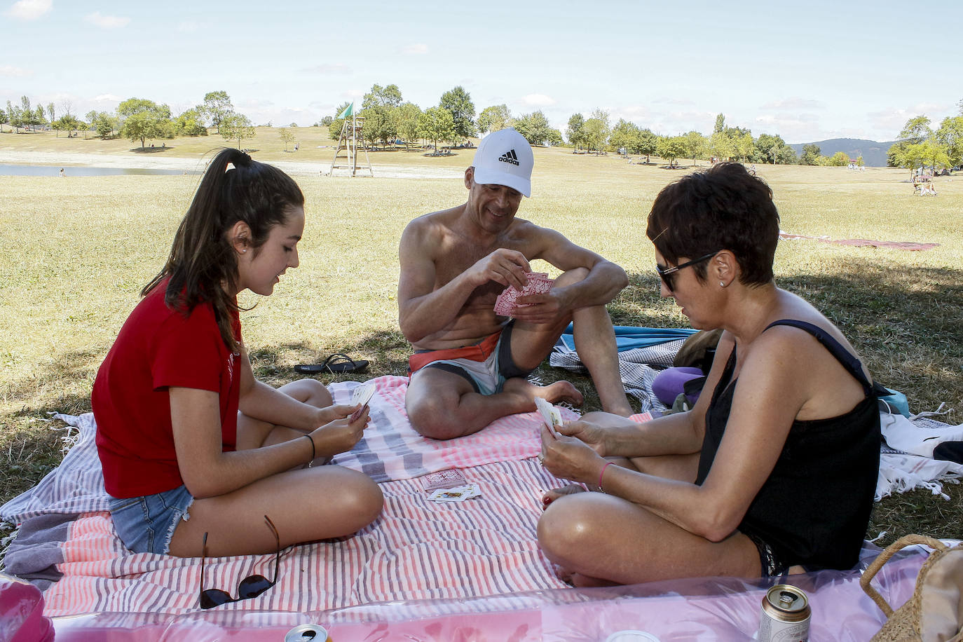 Fotos: Los embaleses alaveses se llenan de bañistas