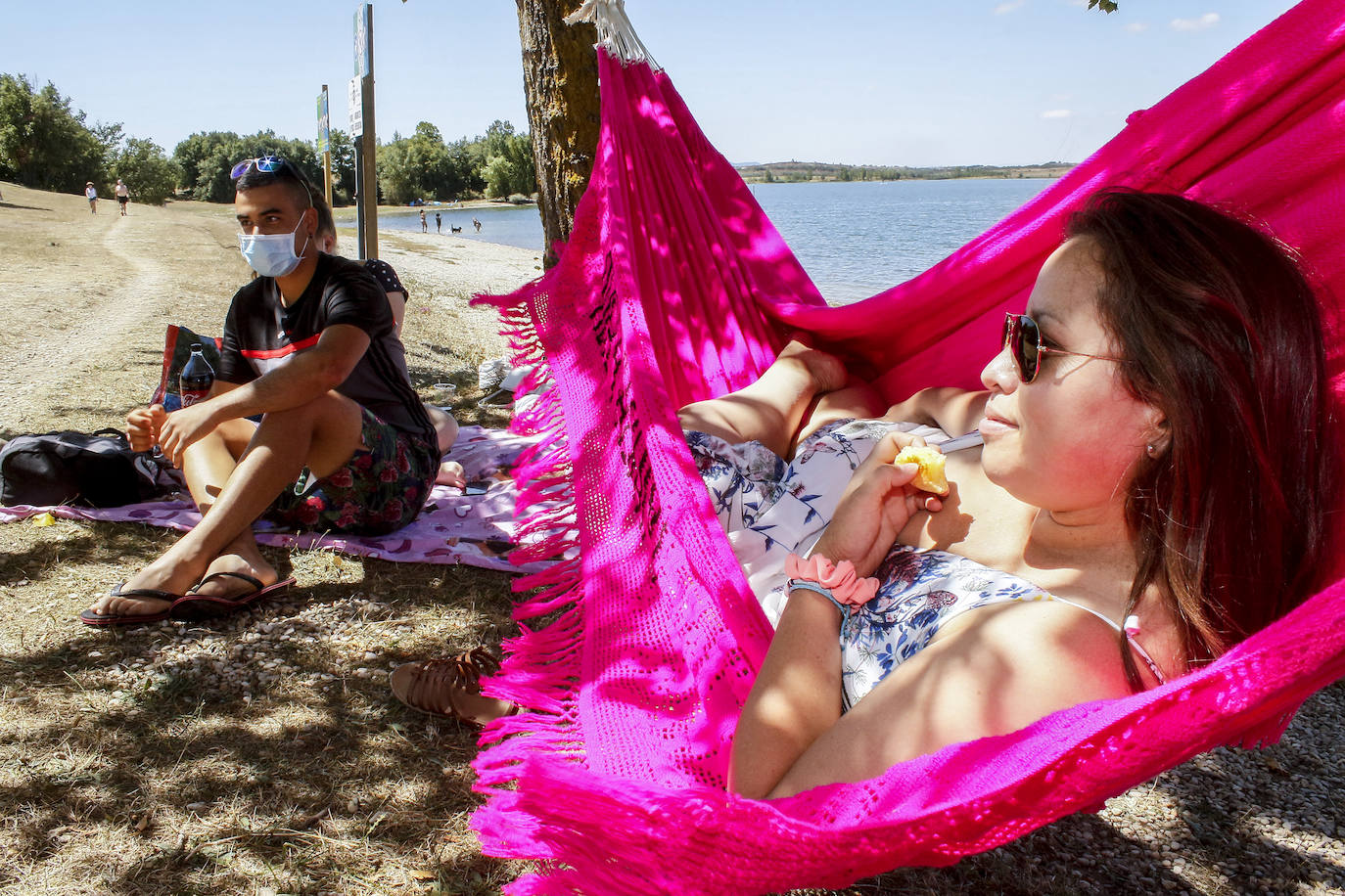Fotos: Los embaleses alaveses se llenan de bañistas