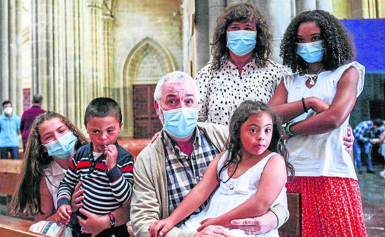 Carlos Méndez, sanitario, junto a su mujer Beatriz y sus cuatro hijos.