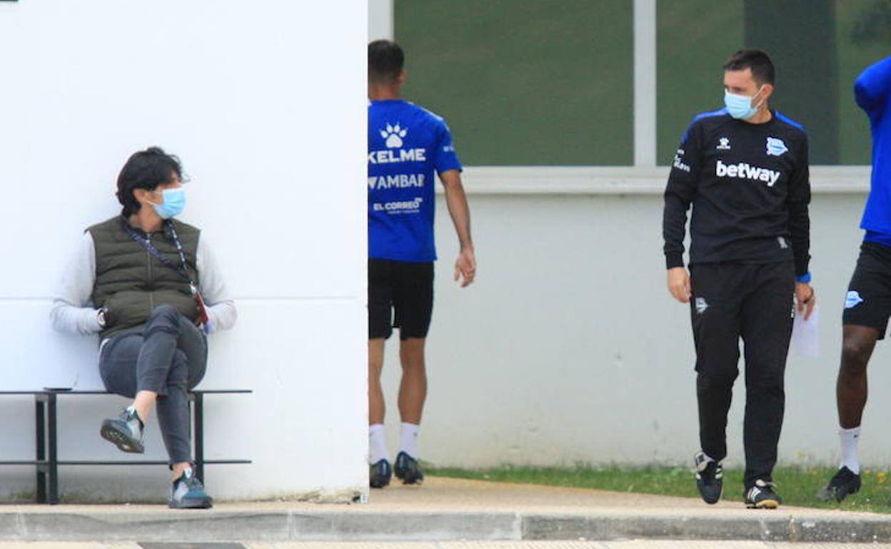 Sergio Fernández y Asier Garitano cruzan sus miradas en uno de los últimos entrenamientos del técnico en Vitoria. 