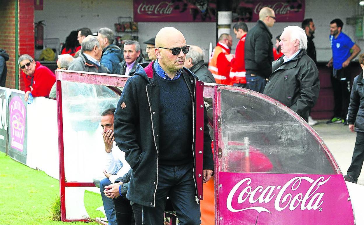 La intención del club es cerrar al nuevo entrenador antes de acometer el aluvión de incorporaciones que tendra lugar en agosto.