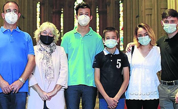 Satur Carrasco y Raquel Menoyo, acompañados de sus hijos, quienes sufrieron la pérdida de su abuelo en abril.