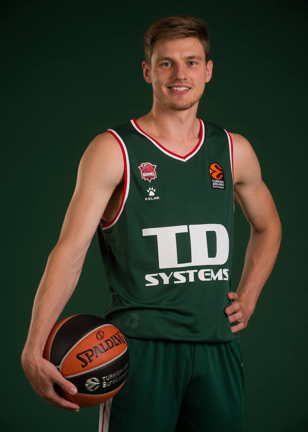 El verde como color dominante en la segunda equipación de TD Systems Baskonia, que hace un claro guiño a la mítica elástica que lucía el conjunto alavés en la década de los 70. Una camiseta que luce en verde, rojo y blanco los colores de la Ikurriña y que portará el combinado alavés en competición europea.