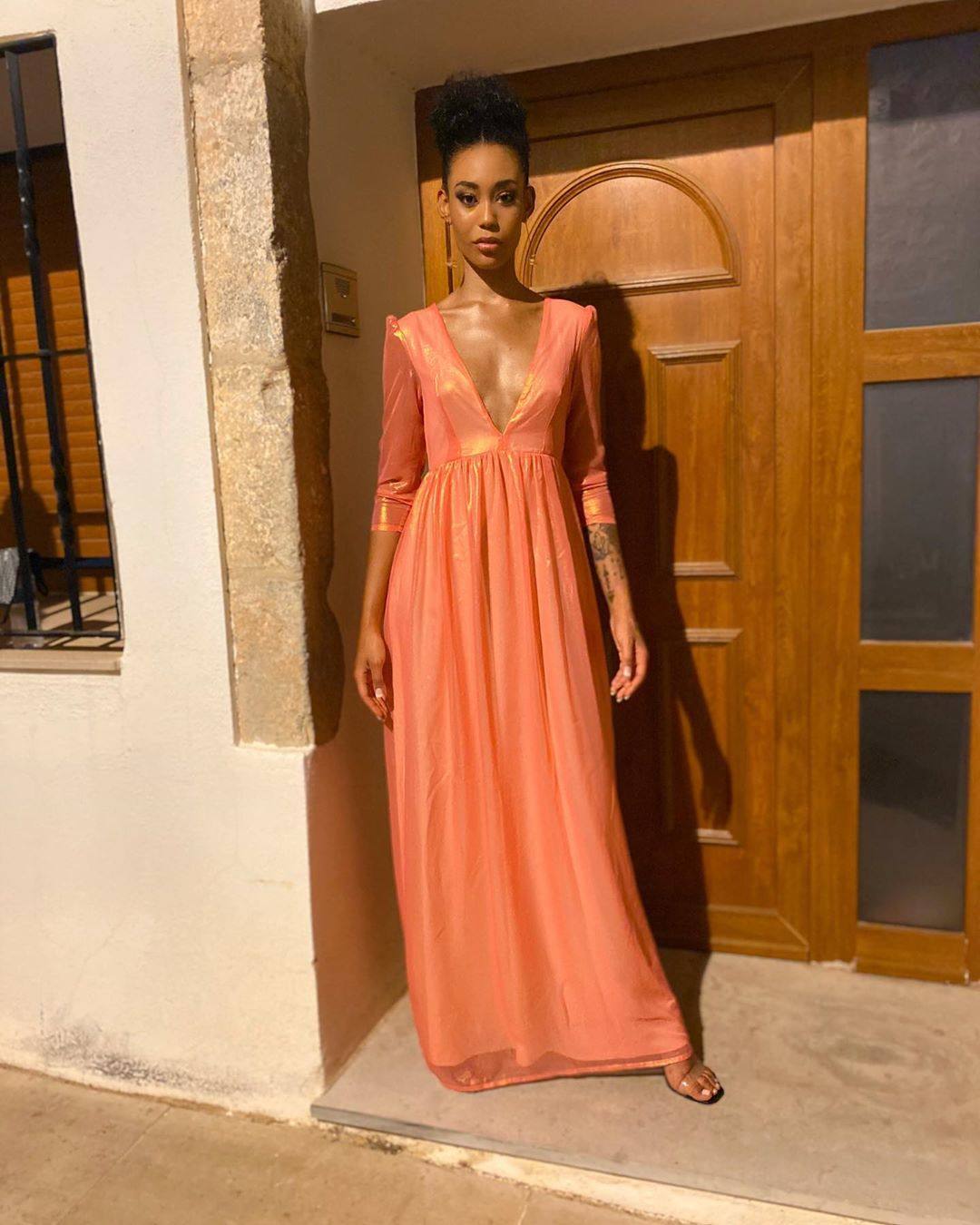 Rubely luce el vestido 'Jimena' de la ultima colección de Patricia Zaragoza con corte en la cintura, fruncido en las mangas y escote pico. Se trata de un diseño 100% 'made in Spain' y tiene un precio de 200 euros. Fue el elegido por la modelo para la prueba Top Model.