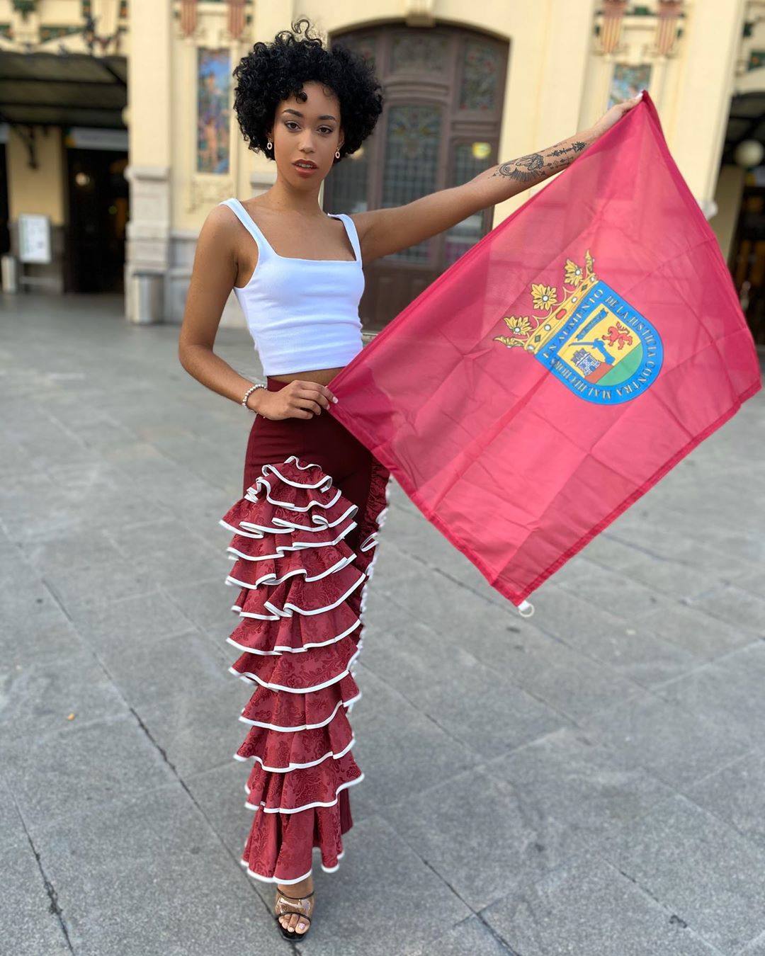 La candidata por Álava posa con la bandera de la provincia y un original diseño con aire flamenco de Paula Galeote.