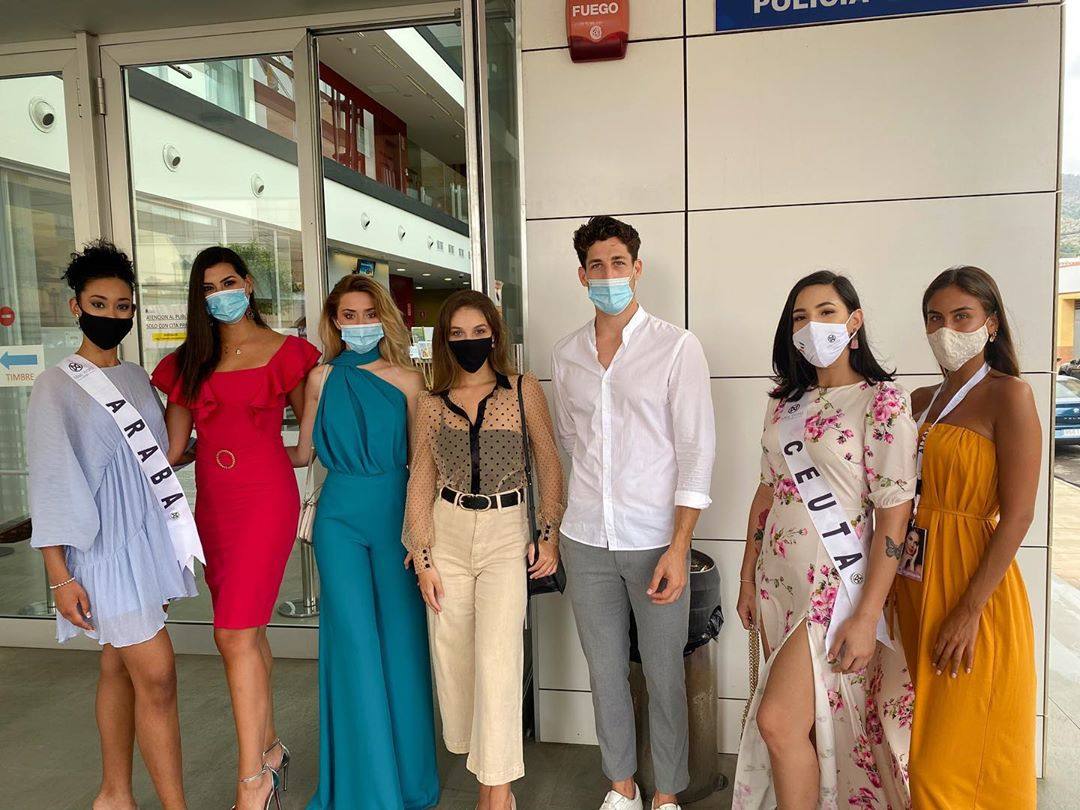 Rubely, con vestido corto vaporoso de volantes, posa junto a otras candidatas.