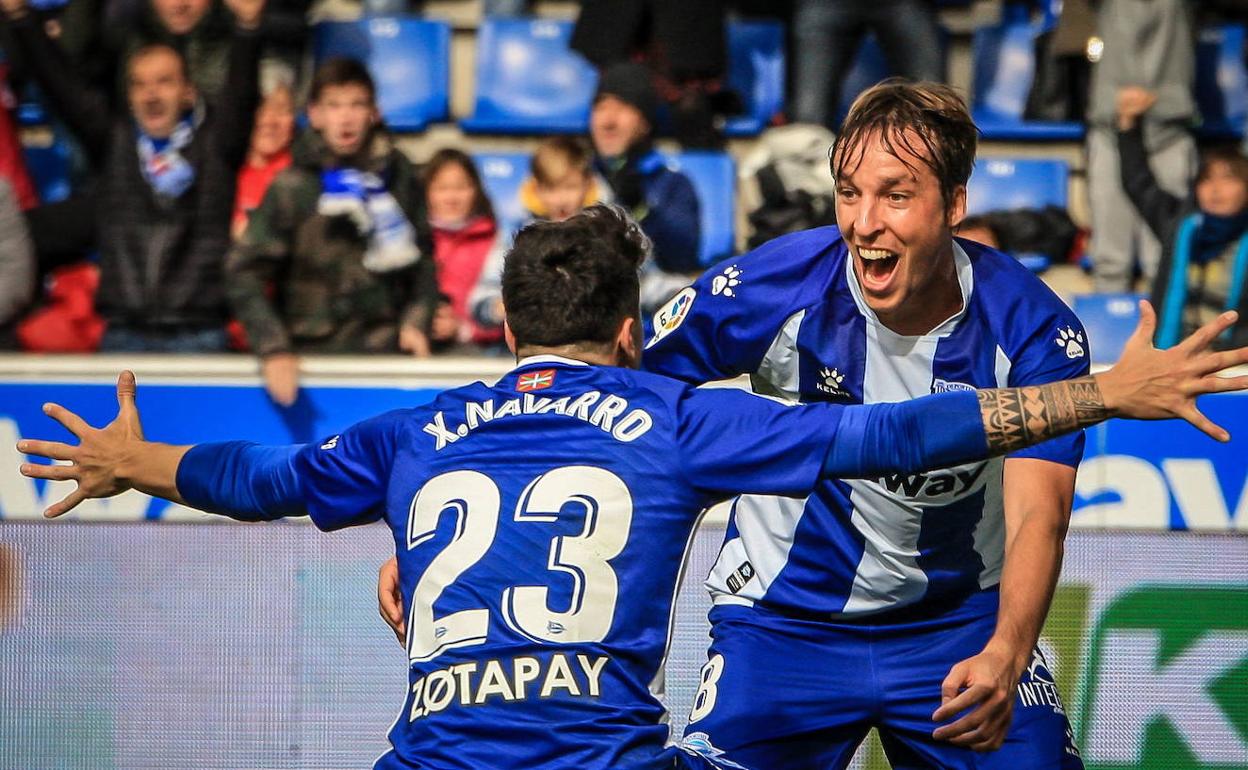 Ximo y Tomás Pina celebran un gol. 