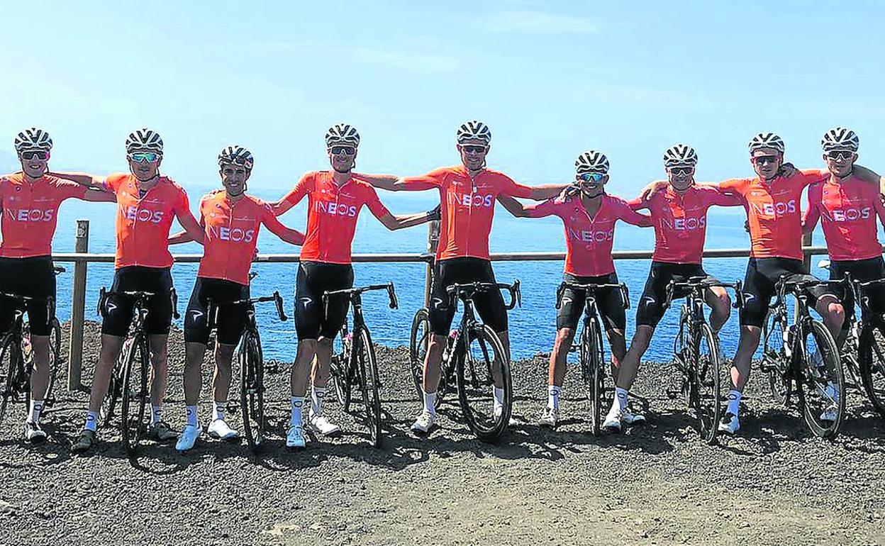 Castroviejo, tercero por la izquierda. ha estado concentrado con el Ineos en Tenerife. 