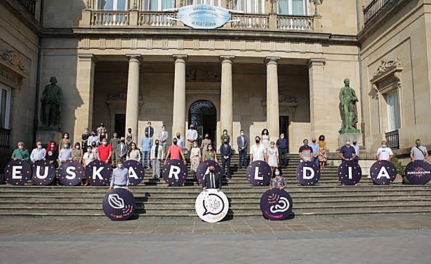 Gorka Urtaran, Ramiro González y Encina Castresana acompañados de otros alcaldes y presidentes. 