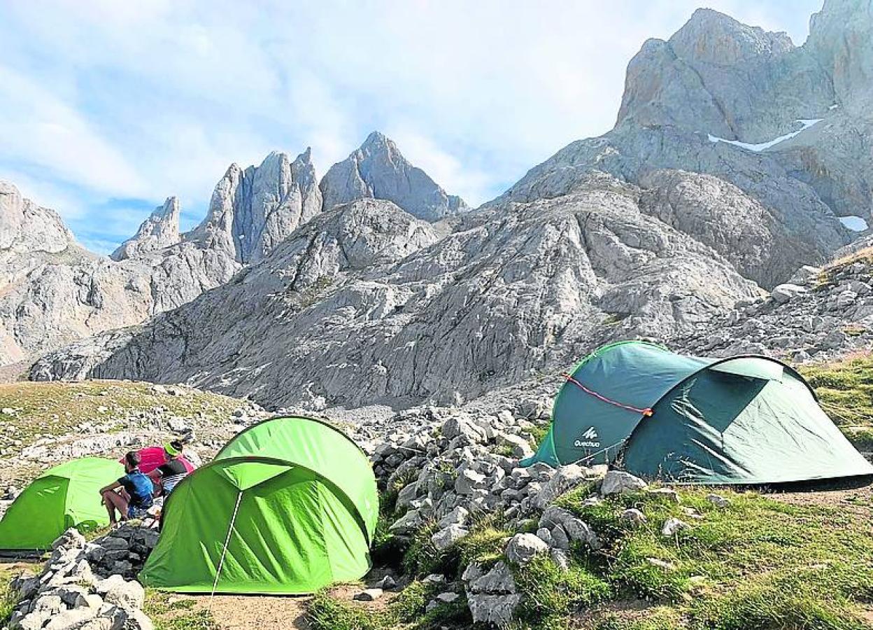 Tiendas de campaña instaladas junto al refugio de Los Cabrones. 