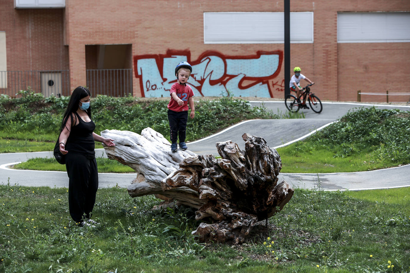 El parque intergeneracional de Lakua ofrece ofrece once espacios de ocio. 