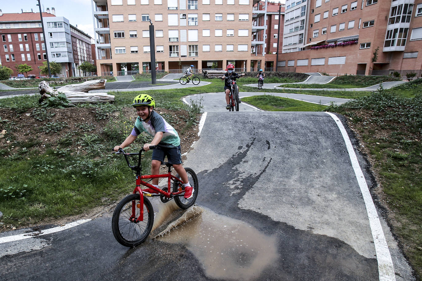 El nuevo circuito de BMX situado en la parcela interior de las calles Zarautz, Getaria y Baiona. 