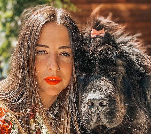 Carmen con uno de sus perros.