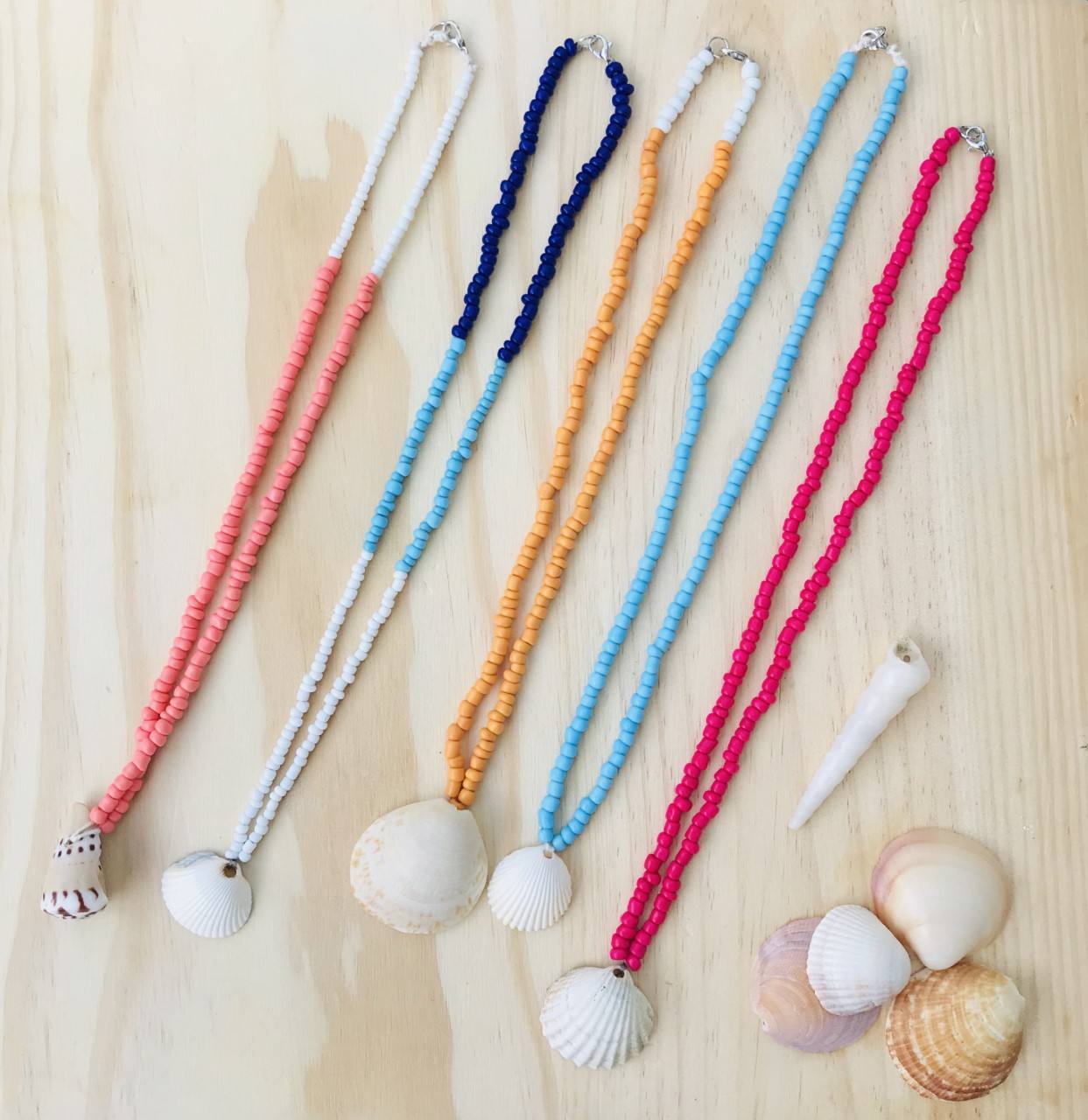 Fotos: La familia de Getxo que pasó de hacer collares y pulseras en la cuarentena a fundar su firma de bisutería