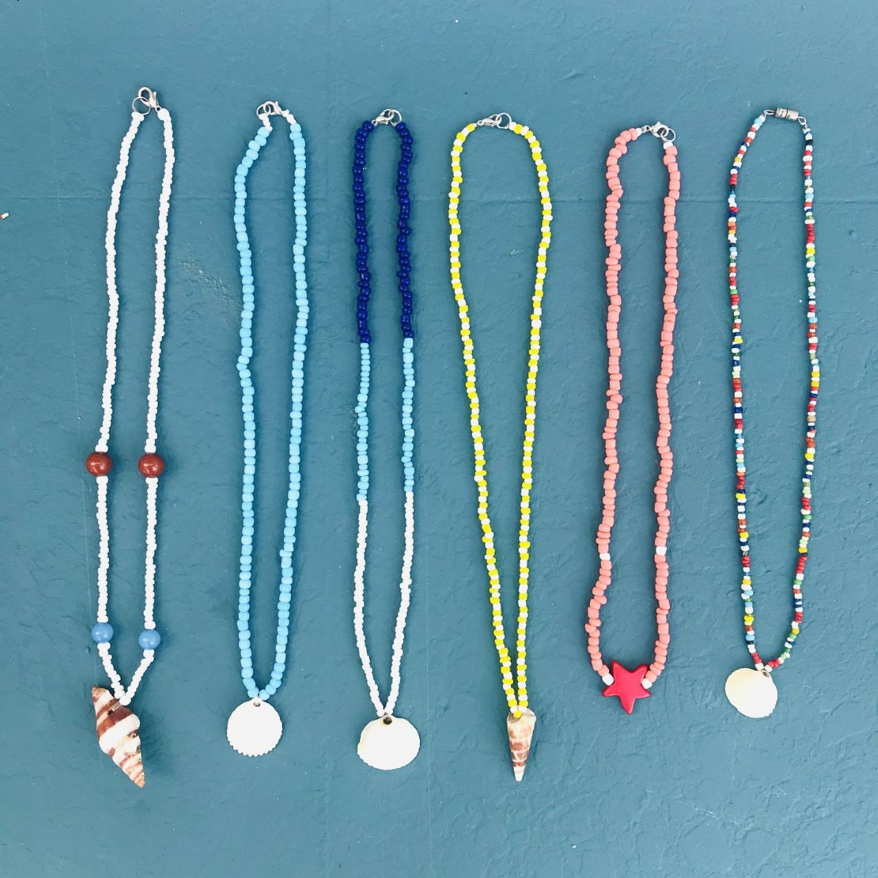 Fotos: La familia de Getxo que pasó de hacer collares y pulseras en la cuarentena a fundar su firma de bisutería