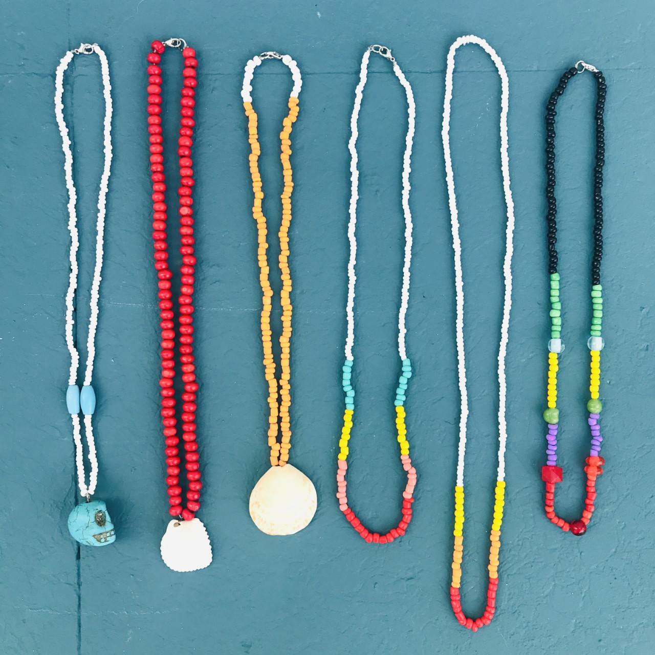 Fotos: La familia de Getxo que pasó de hacer collares y pulseras en la cuarentena a fundar su firma de bisutería