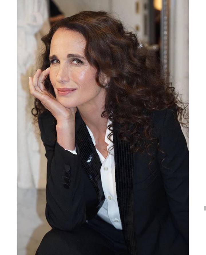 Si tu pelo es rizado como el de la actriz estadounidense Andie MacDowell, de 62 años, nada mejor que darle un toque extra de volumen con un toque de capas. Un truco que dará aún más protagonismo a tus rizos.