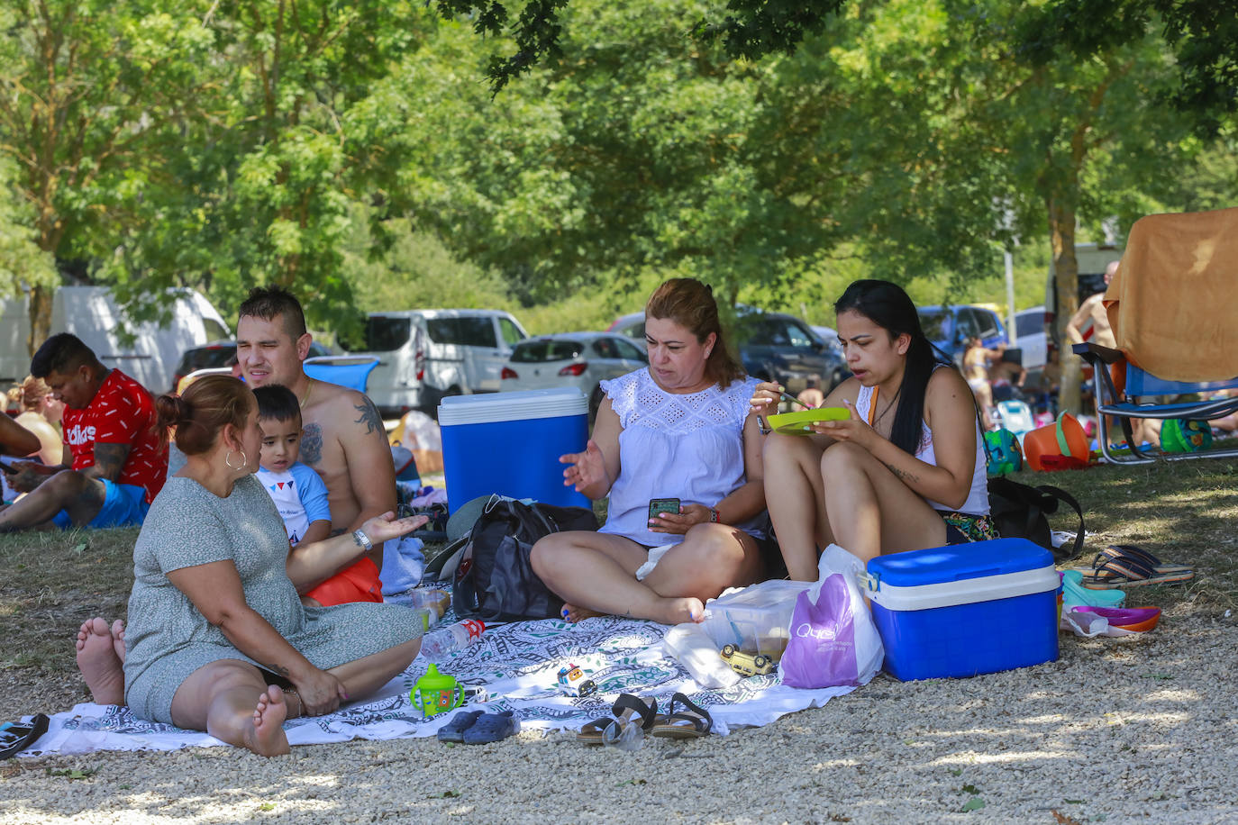 Alaveses y visitantes de Bizkaia y Gipuzkoa han elegido el pantano para hacer frente al calor.