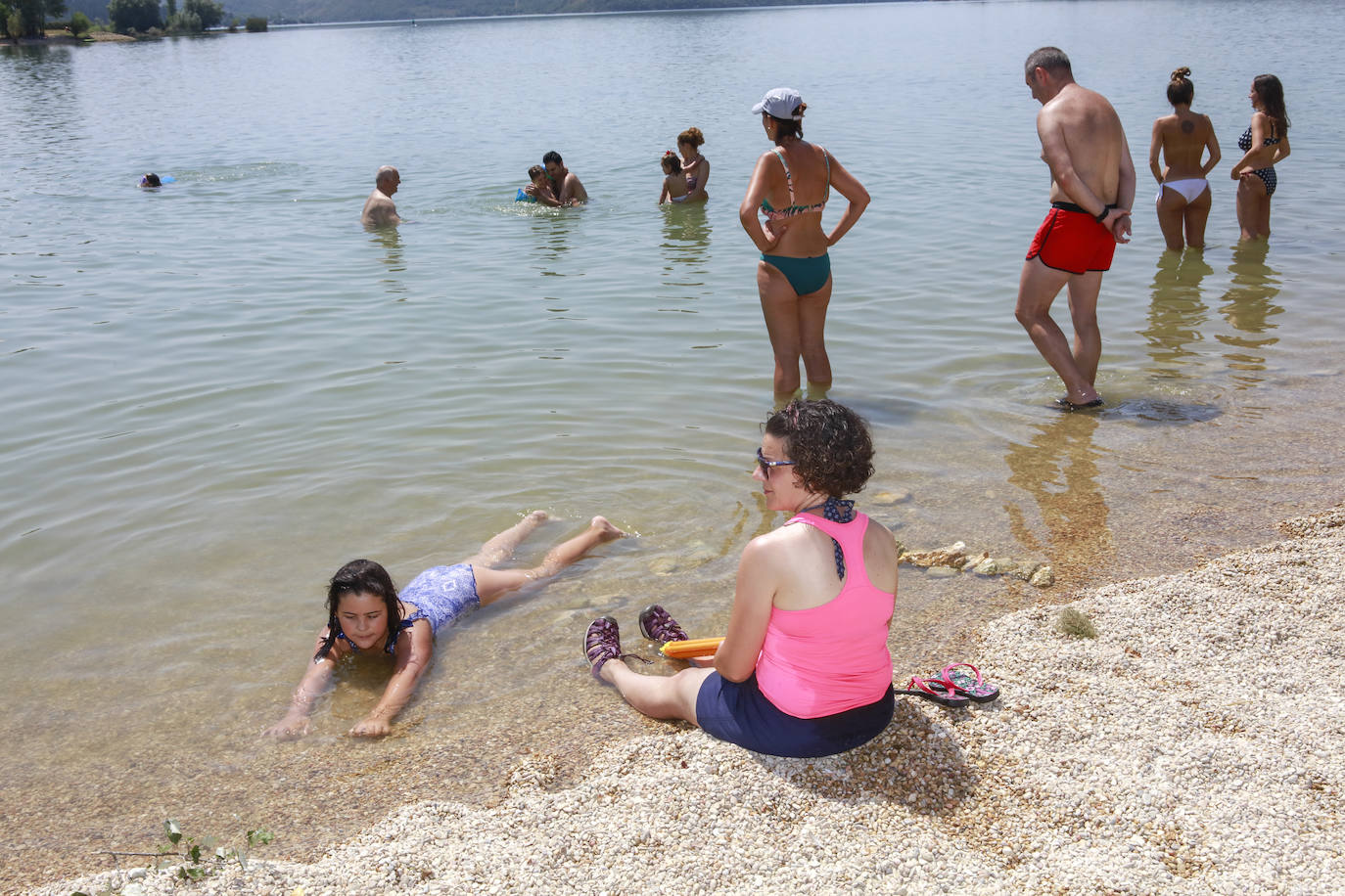 Alaveses y visitantes de Bizkaia y Gipuzkoa han elegido el pantano para hacer frente al calor.