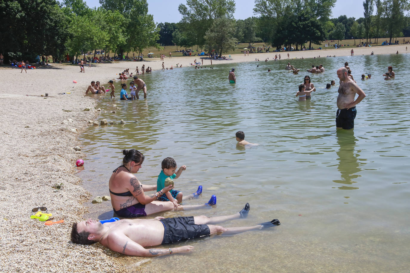 Alaveses y visitantes de Bizkaia y Gipuzkoa han elegido el pantano para hacer frente al calor.