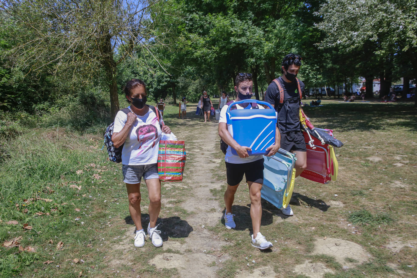 Alaveses y visitantes de Bizkaia y Gipuzkoa han elegido el pantano para hacer frente al calor.