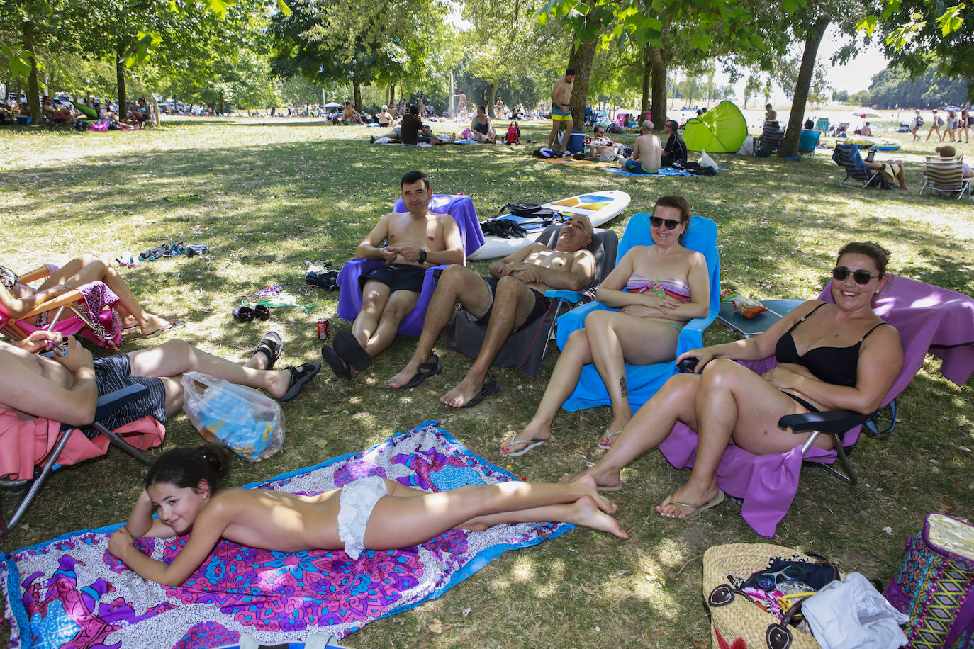 Alaveses y visitantes de Bizkaia y Gipuzkoa han elegido el pantano para hacer frente al calor.