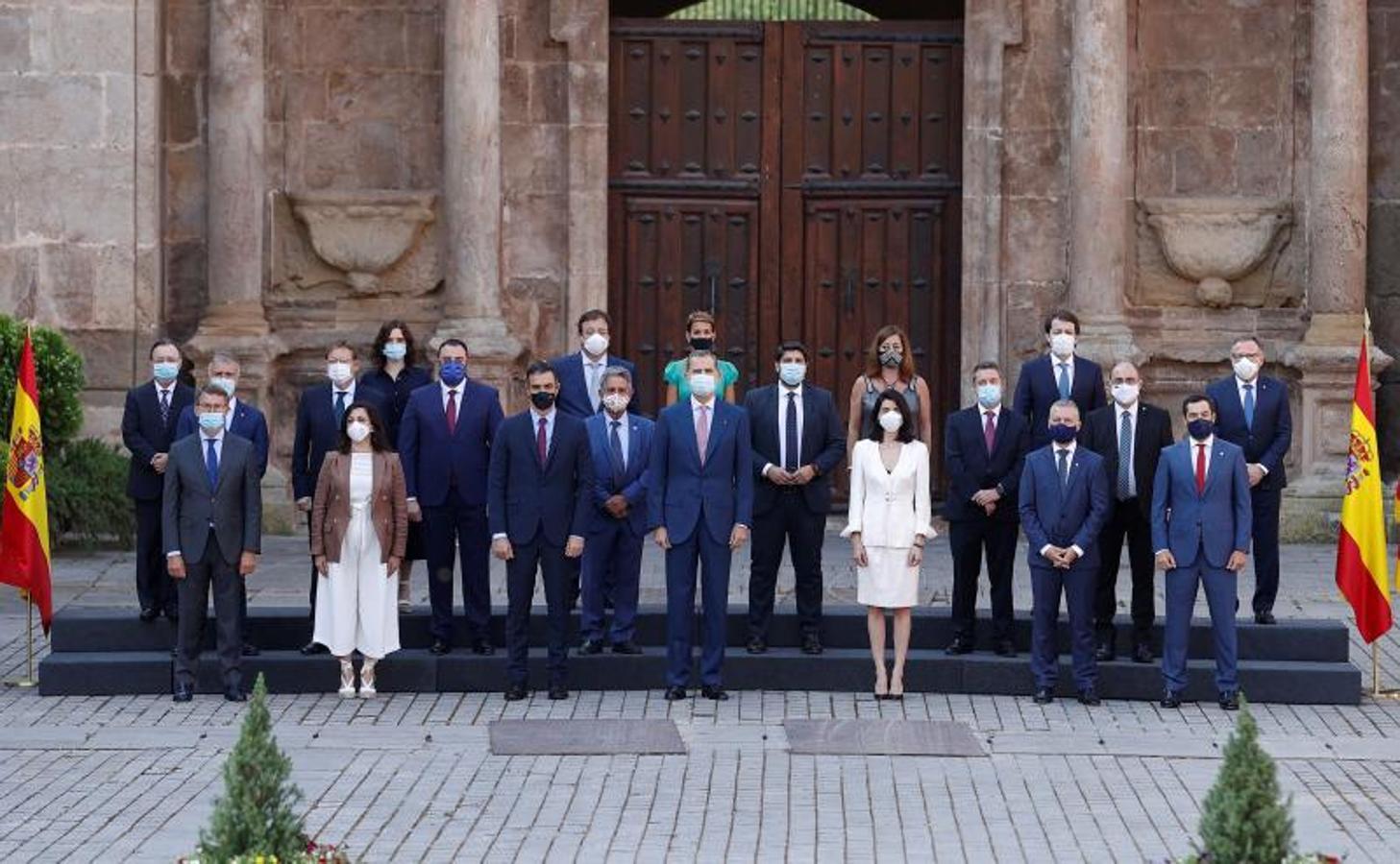 El rey Felipe VI, el presidente del Gobierno, Pedro Sánchez, la presidenta del Senado, Pilar Llop, la jefa del Ejecutivo de la Rioja, Concha Andreu (2i), anfitriona de la conferencia y los presidentes autonómicos posan para la foto de familia.