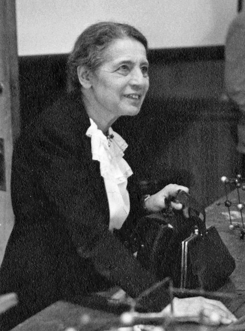 7. Lise Meitner fue una química brillante, que consiguió importantes logros pese a tratarse de una mujer judía investigando durante la Alemania nazi. Lise fue la responsable de la fisión nuclear, un hito por el que solo se reconoció a su compañero Otto Hahn, quien recibió el Nobel de Física en 1944 y que tiempo más tarde negaría la contribución de Meitner en este importante hallazgo.