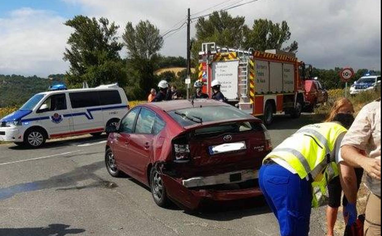 Una colisión entre dos vehículos ha provocado cuatro heridos en Lantarón.