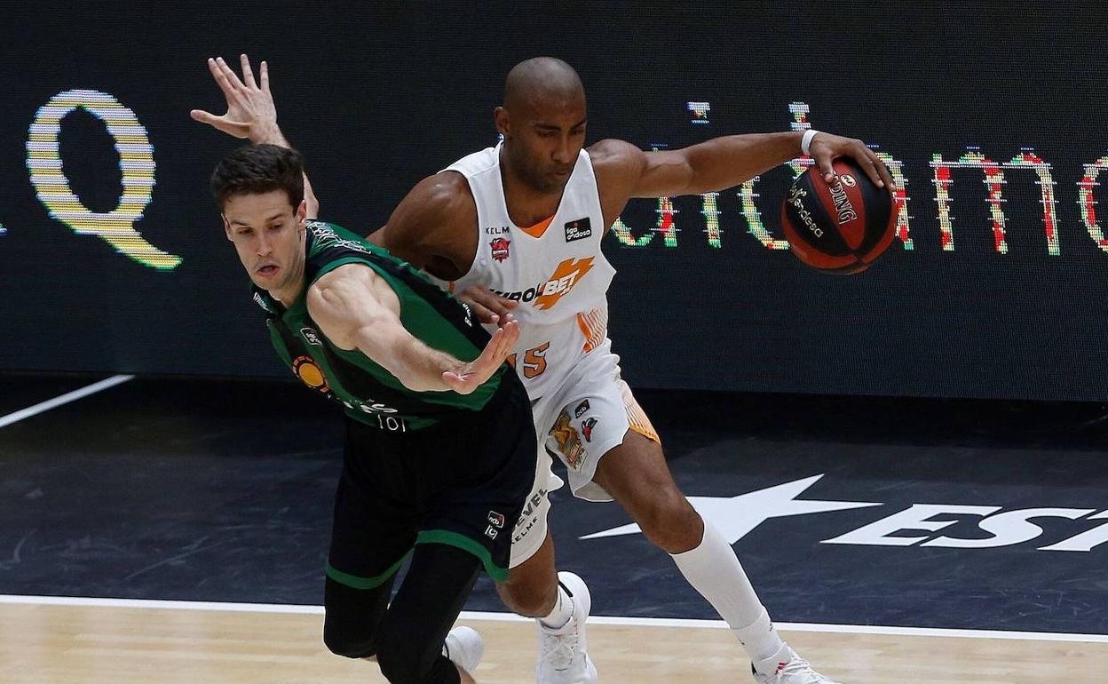 Jayson Granger supera al verdinegro López-Aróstegui.