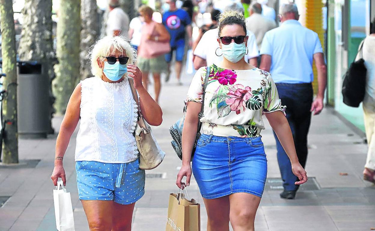 Dos mirandesas pasean con la mascarilla puesta como media preventiva, de cuyo uso obligatorio y recomendable alerta a diario la Junta.