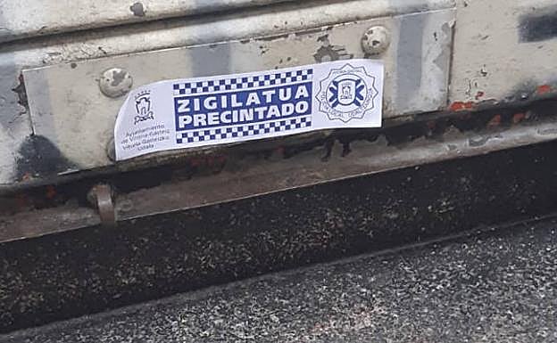 Detalle del precinto en el local sospechoso de alojar un brote de coronavirus. 