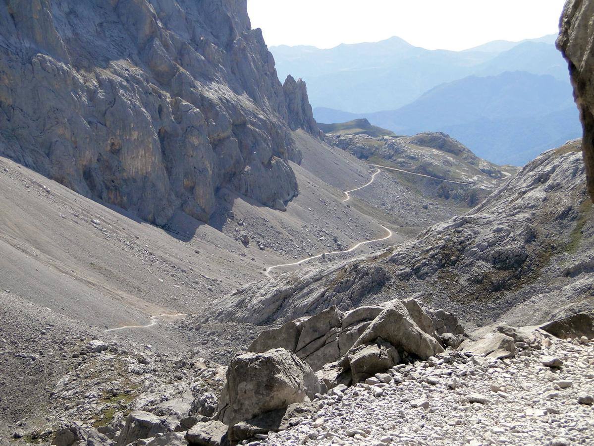 Horcados Rojos y Cabaña Verónica: En pleno corazón de los Picos de Europa, encontrarás la base de los Horcados Rojos. Una impresionante mole que presenta un peculiar tono rojizo que hace que las puestas de sol sean aún más impresionantes vistas desde este lugar. Pero las mejores vistas a estas montañas las tendrás desde el Refugio de Cabaña Verónica que se sitúa frente a ellas. Se trata de uno de los refugios de montaña situados a mayor altitud de toda la Península Ibérica y uno de los más curiosos, ya que que fue ubicado en este lugar en 1961 y está hecho con una de las cúpulas artilleras del portaaviones norteamericano Palau. 