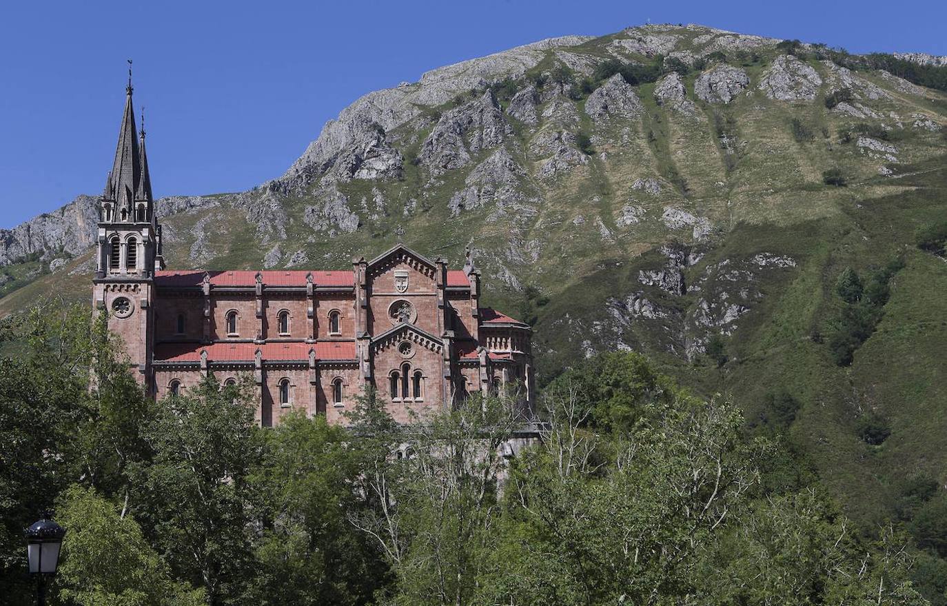 Santuario de Covadonga: Pero antes de visitar los lagos, no puedes subir sin hacer una parada antes en el santuario de Covadonga, donde además de visitar la Santa Cueva excavada en la roca, también podrás hacer una visita a la patrona de Asturias, la virgen de Covadonga. 