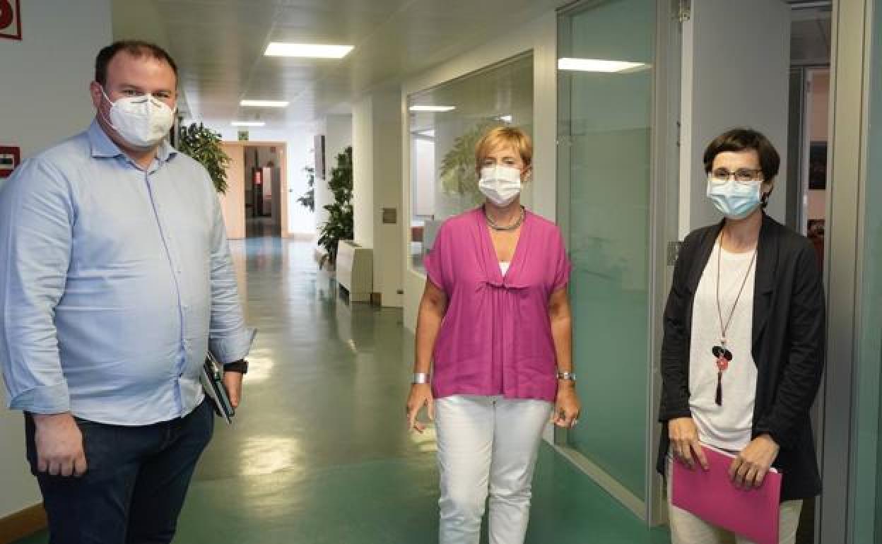 Ander Añibarro, alcalde de Llodio, la consejera Arantxa Tapia y Josune Irabien, alcaldesa de Amurrio. 