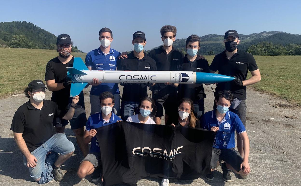 Los componentes de BiSKY Team en el aeródromo de Dima. 