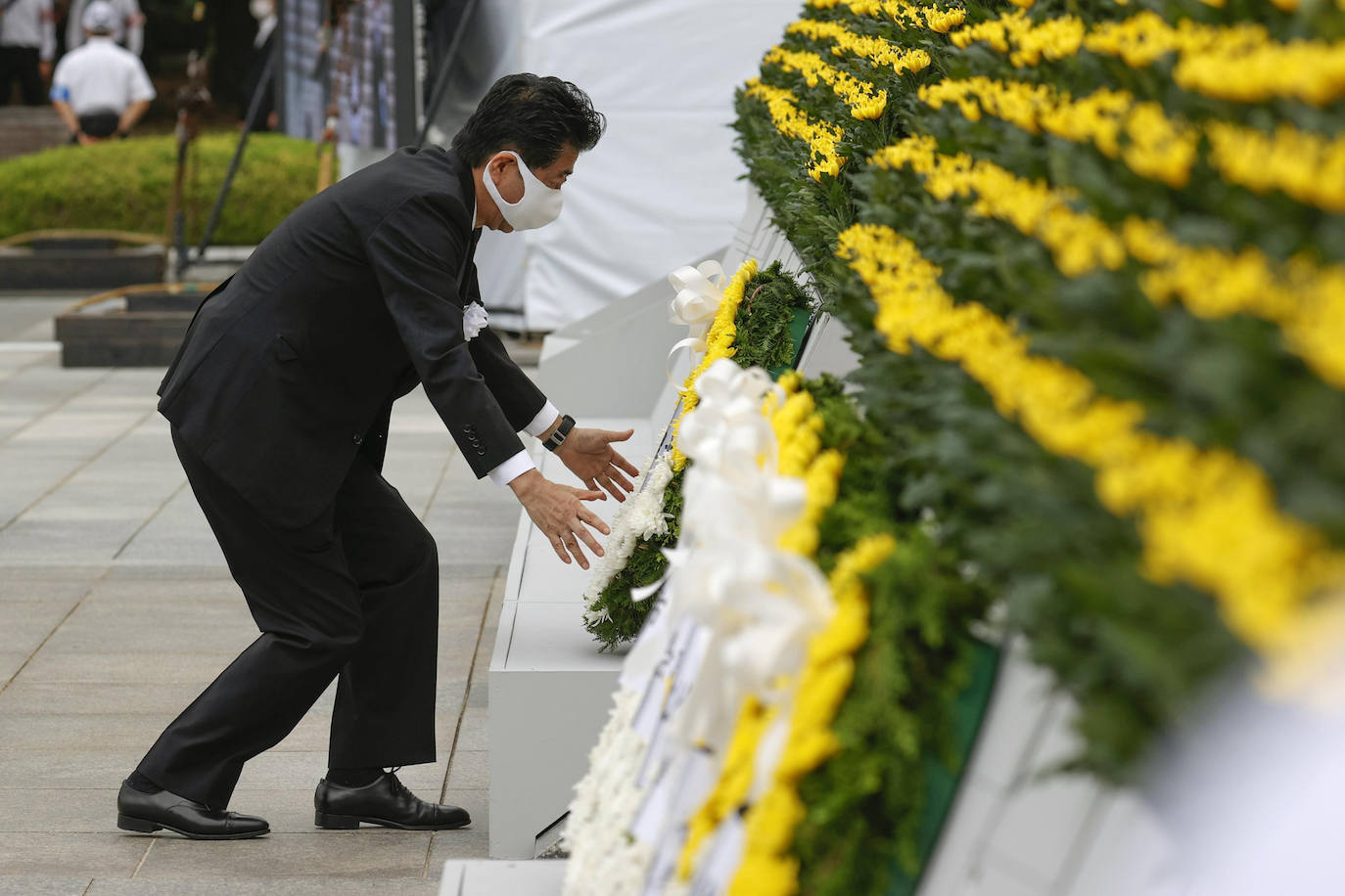 El primer ministro japonés Shinzo Abe en su ofrenda a las víctimas.