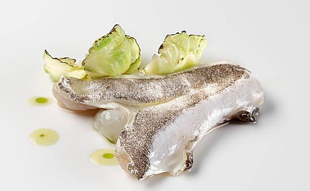 Kokotxa de merluza, coles y salsa verde.