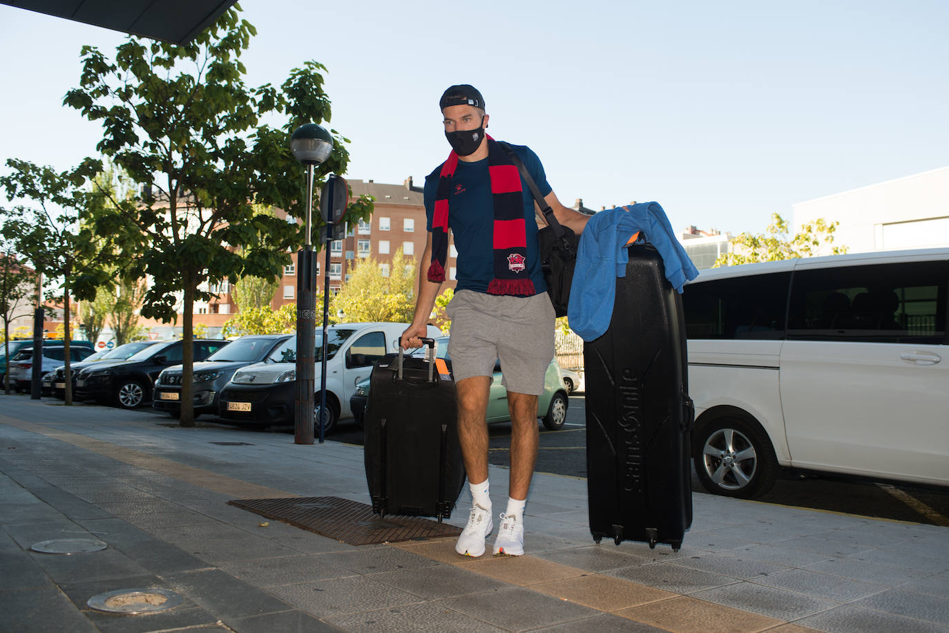 Alec Peters posando tras su llegada a Vitoria