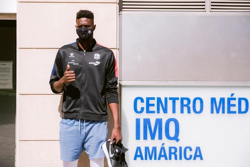 Fotos: Los jugadores del Baskonia pasan el reconocimiento médico