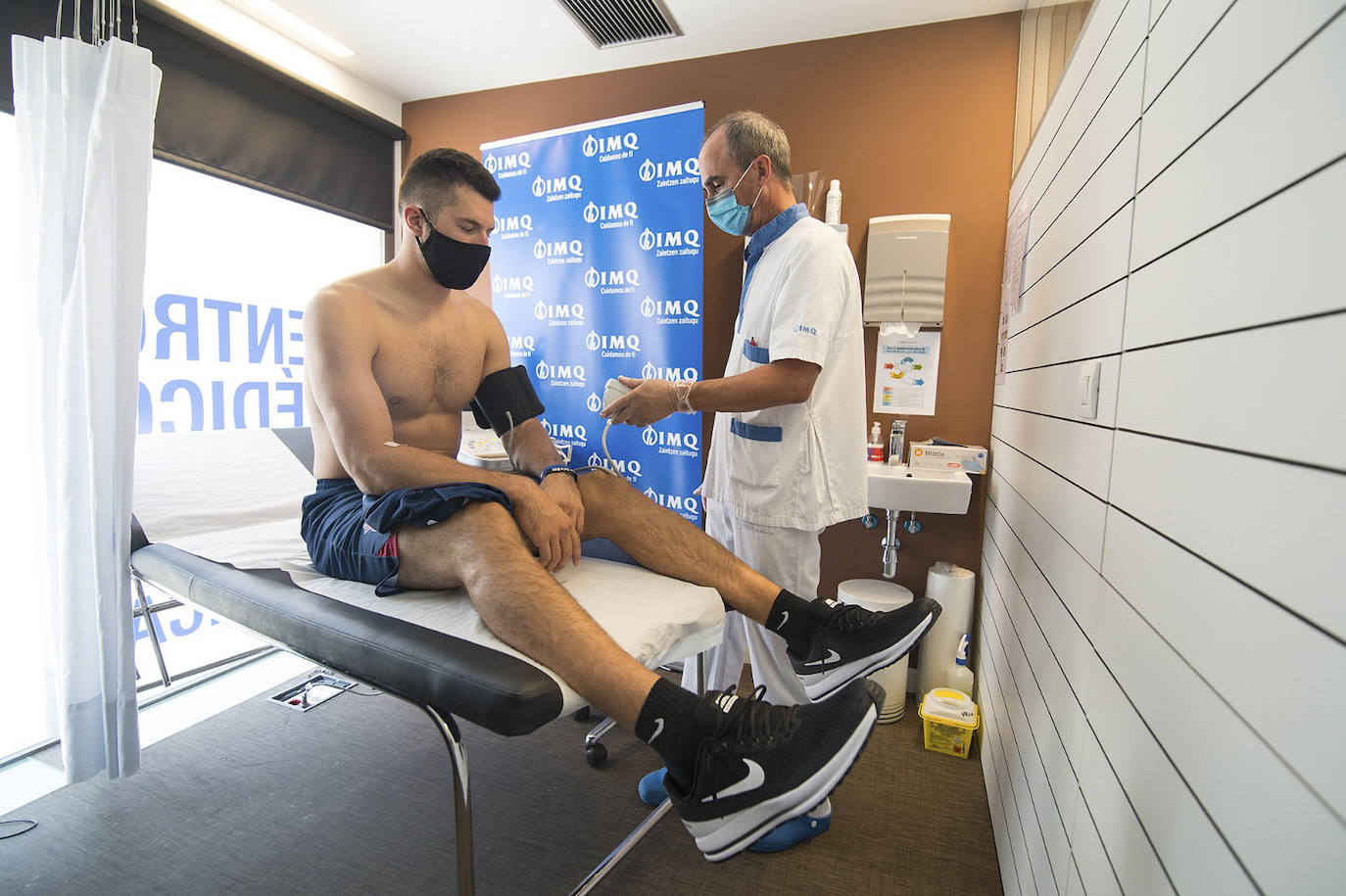 Fotos: Los jugadores del Baskonia pasan el reconocimiento médico