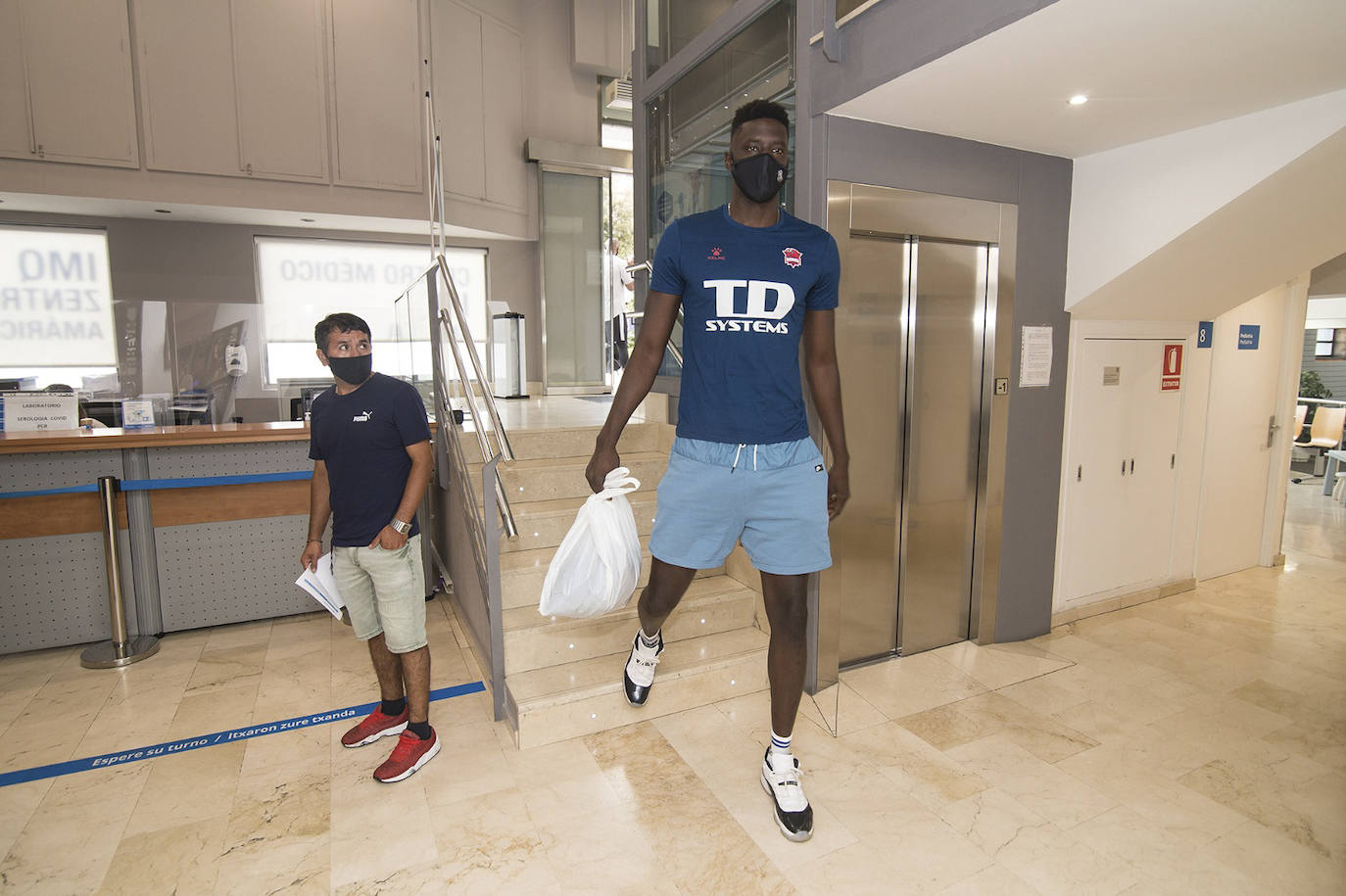 Fotos: Los jugadores del Baskonia pasan el reconocimiento médico
