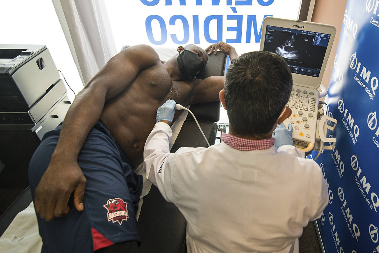Fotos: Los jugadores del Baskonia pasan el reconocimiento médico
