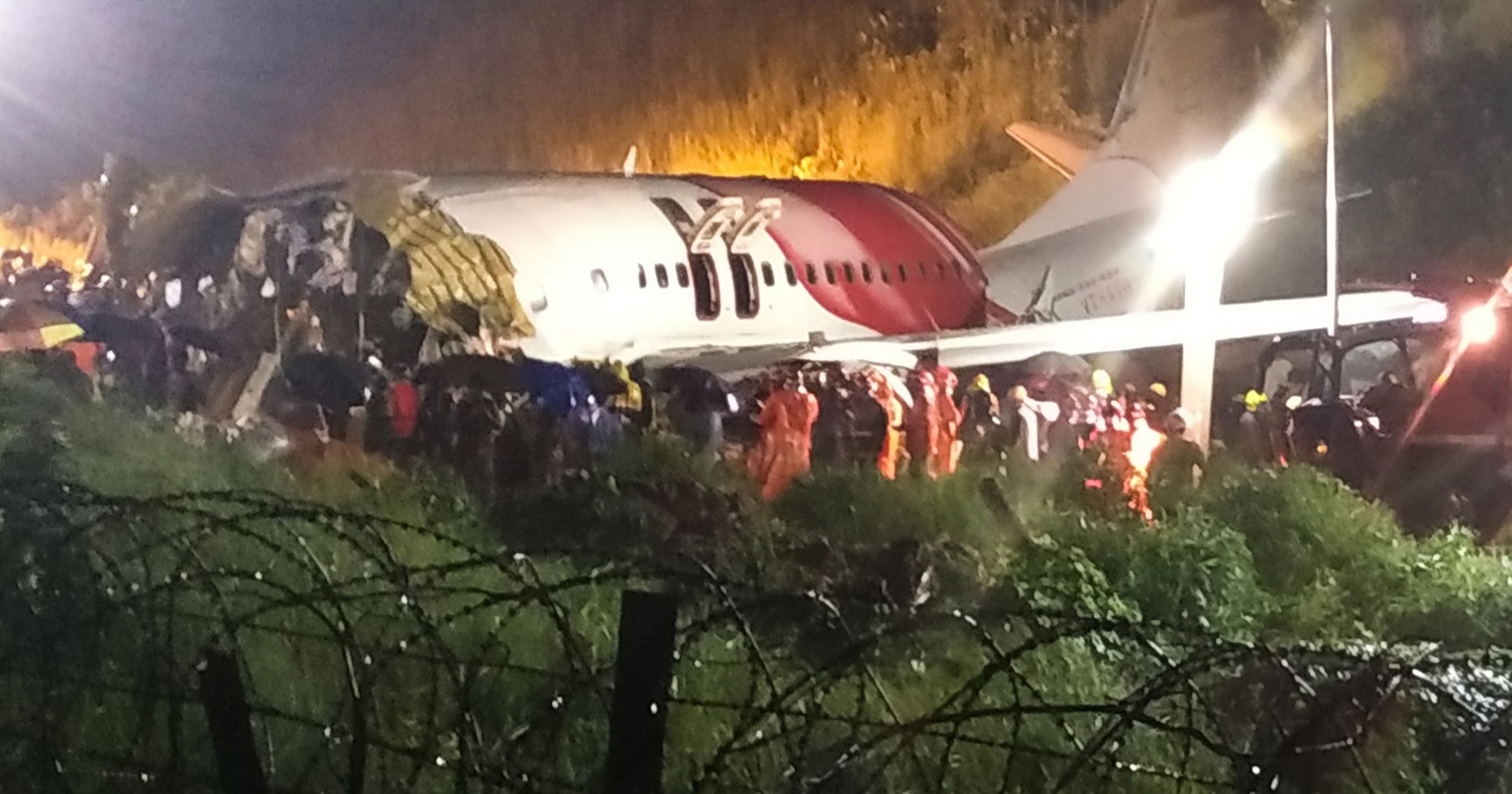 Fotos: Las imágenes más espectaculares del accidente del avión en India