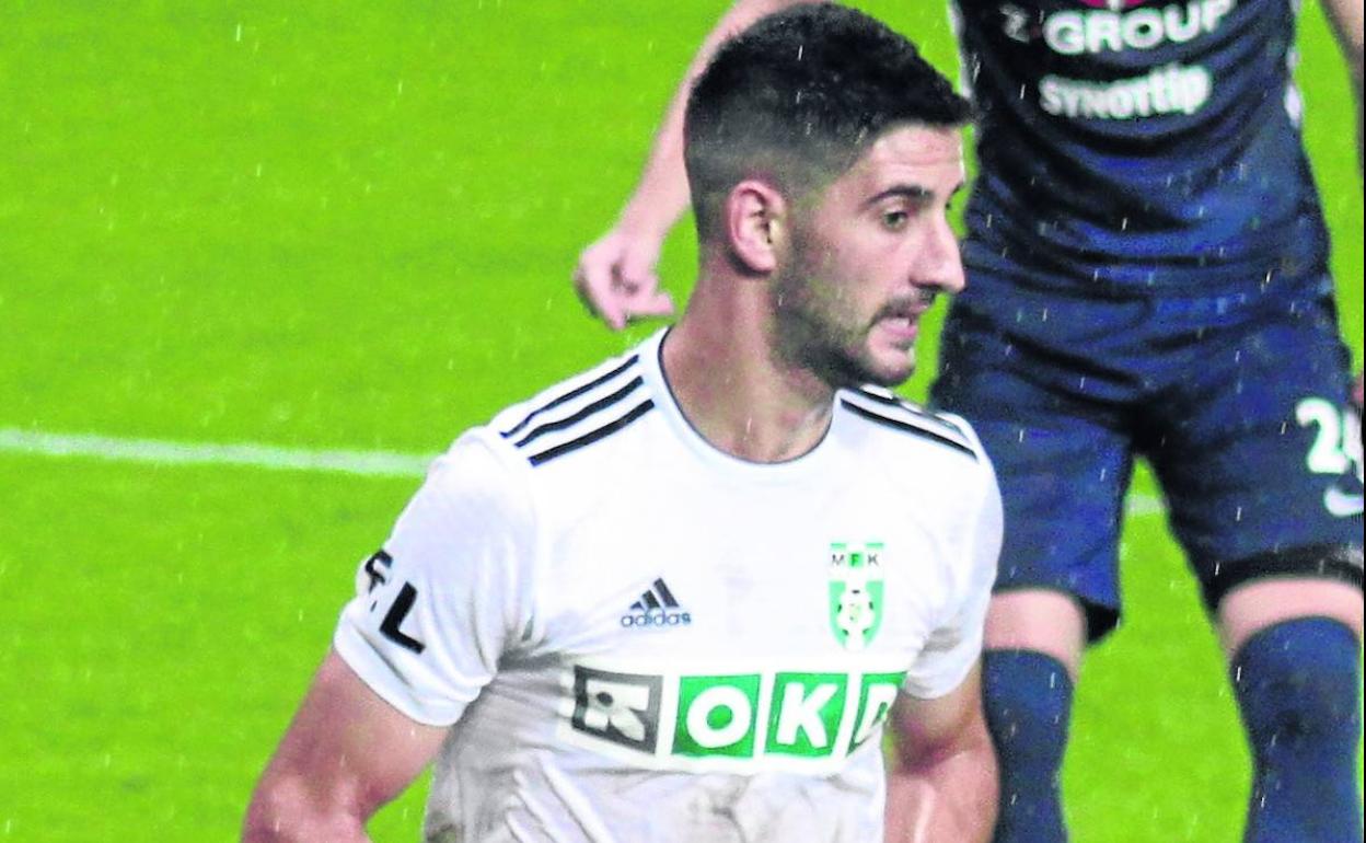 El balcánico puede jugar en varias posiciones del campo y posee un gran golpeo de balón. 